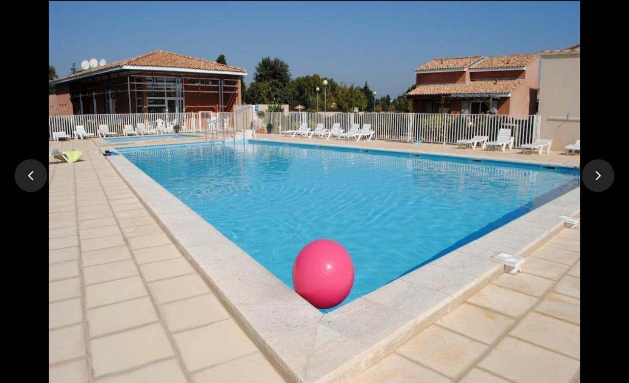 Maison Plain Pied Avec Climatisation Dans Une Residence Privee Avec Piscine Saint-Saturnin-les-Avignon Bagian luar foto